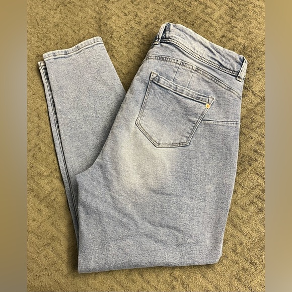 Light Wash Skinny Jeans - Picture 4 of 4